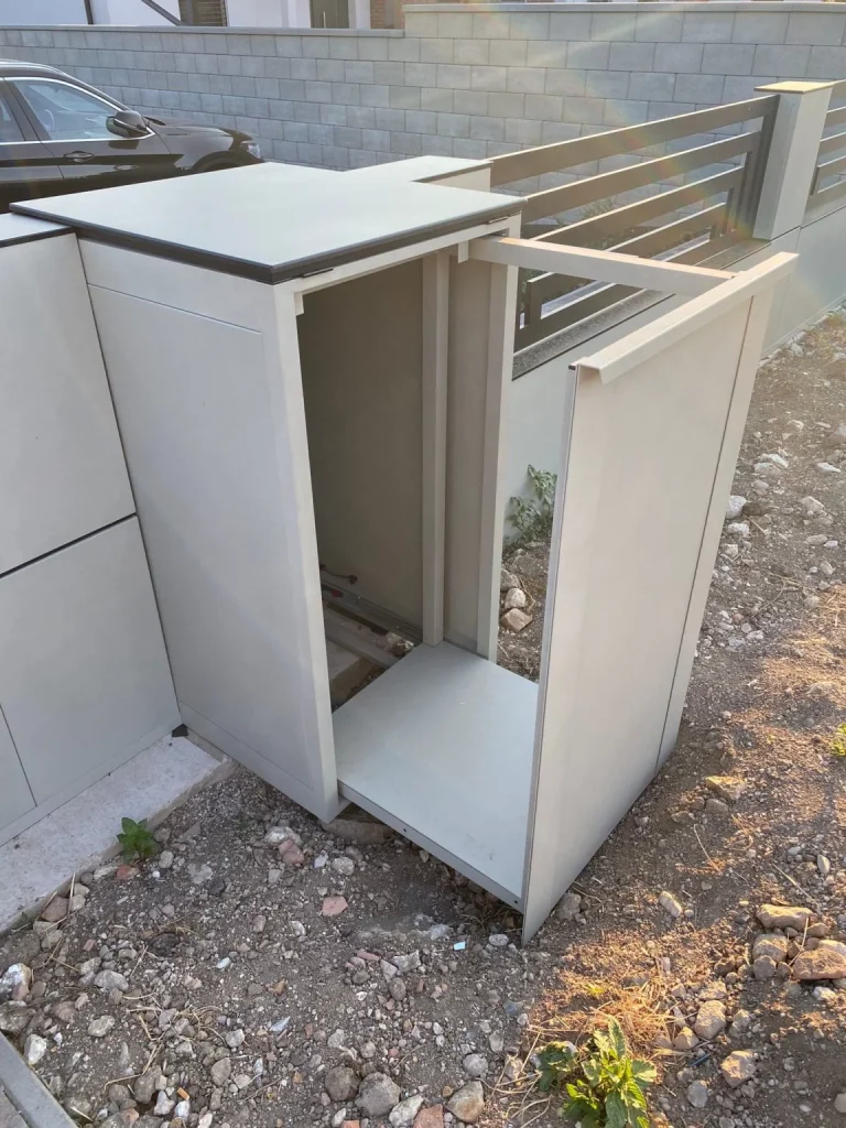 Otvorená výsuvná bránička v hliníkovom oplotení KOVERON