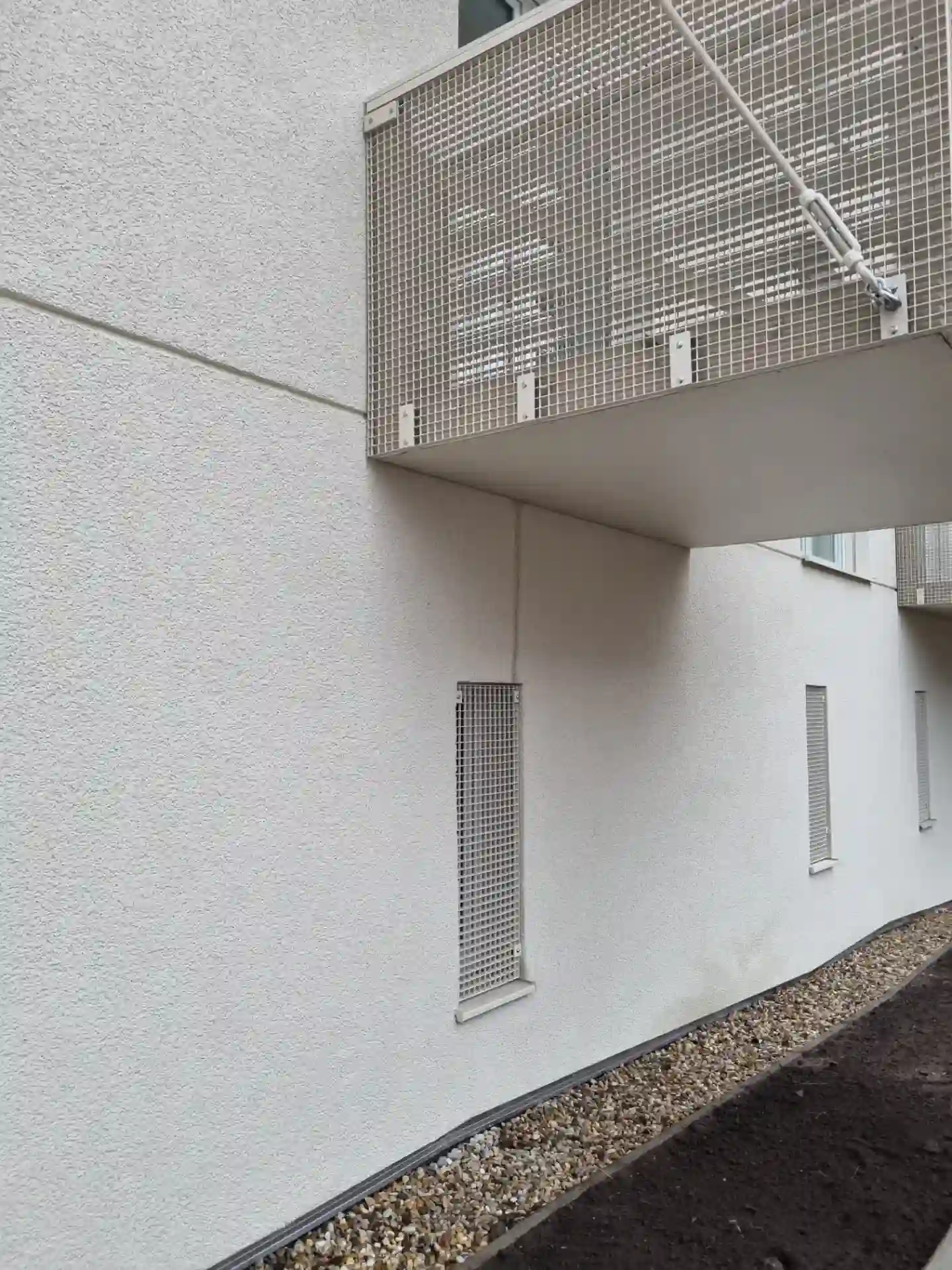 Detail kotvenia balkónovej konštrukcie a lanového závesu na fasáde