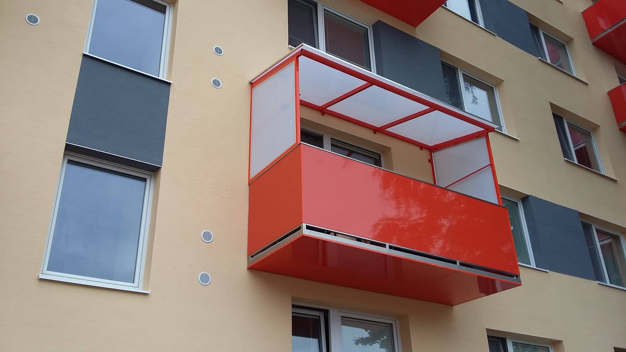 Predsadený hliníkový balkón KOVERON s červenou výplňou a strieškou