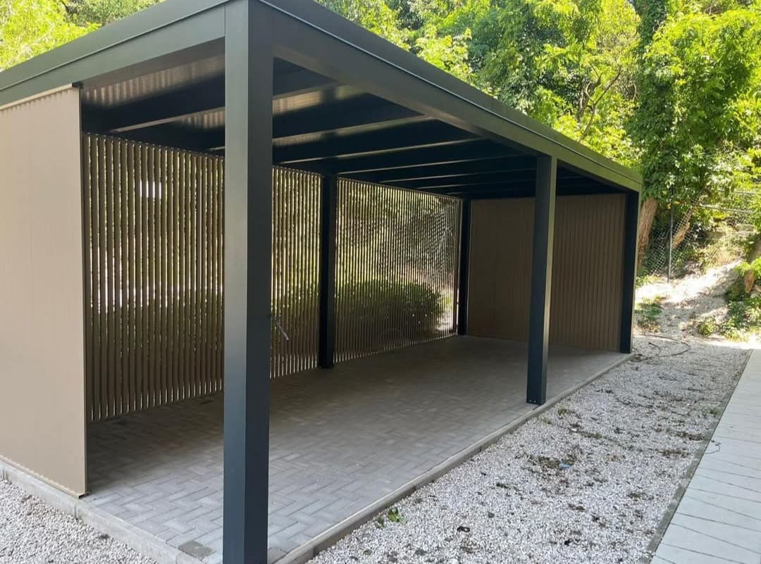 Béžový prístrešok pre auto s lamelovými bočnicami