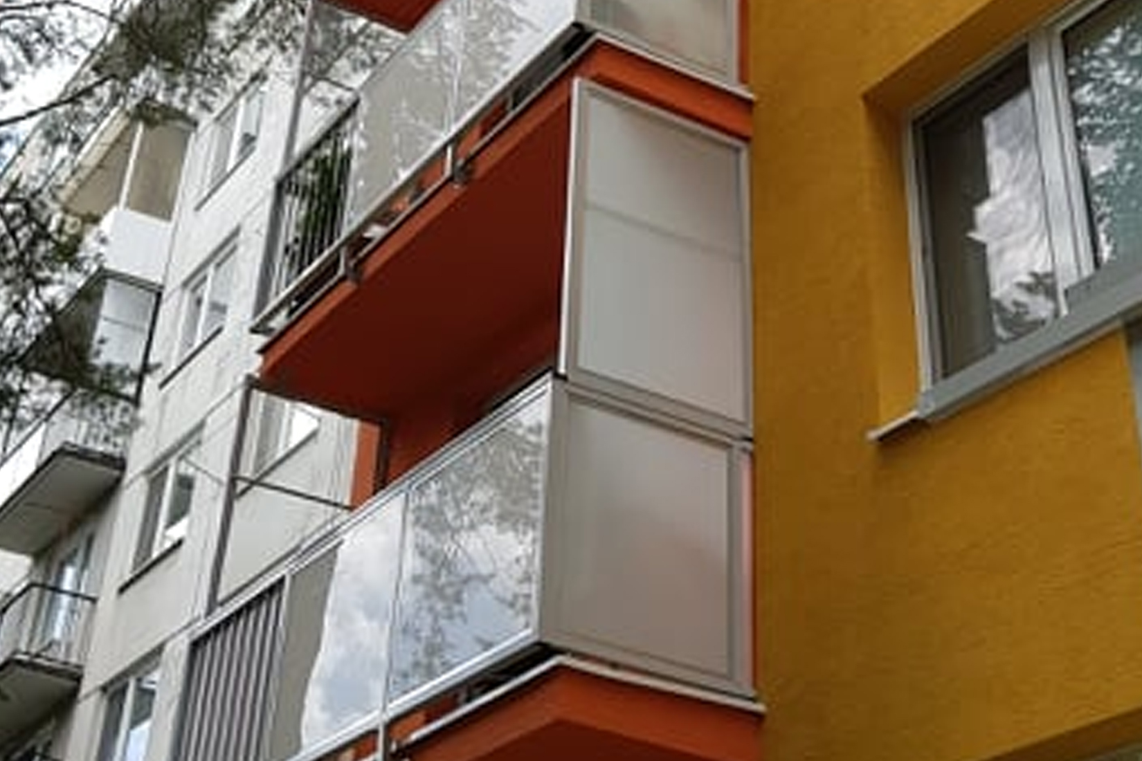 Bočná deliaca stena medzi balkónmi bytového domu