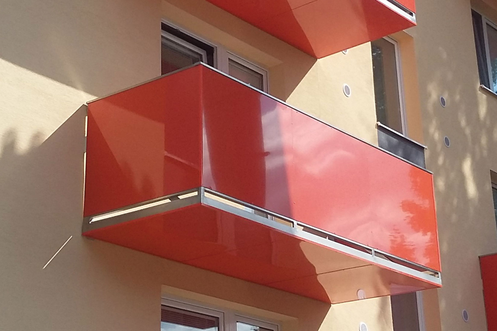 Výrobná hala KOVERON s hliníkovými konštrukciami balkónov